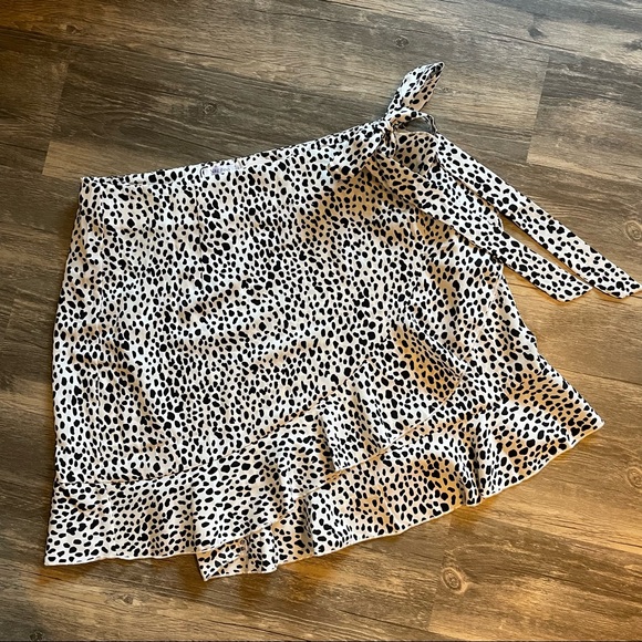 Black & White “Dalmatian” print ruffled wrap mini skirt - Picture 2 of 10